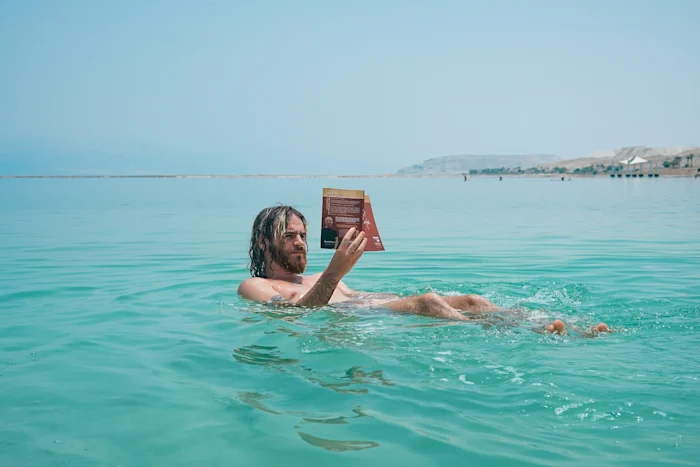 Un hombre estudiando inglés en el mar