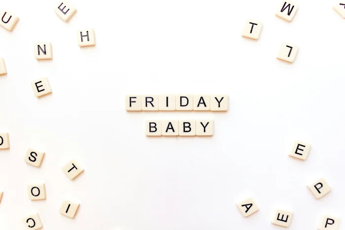 Bloques de letras que dicen FRIDAY BABY