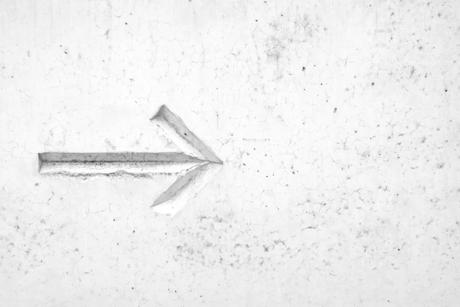 An arrow carved on a wall