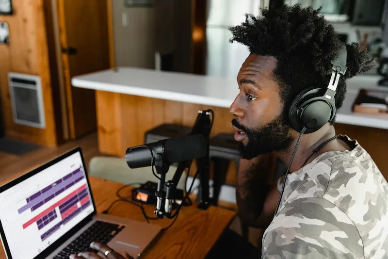 Un hombre grabando un podcast