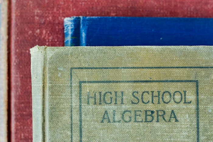 Un libro de álgebra en inglés