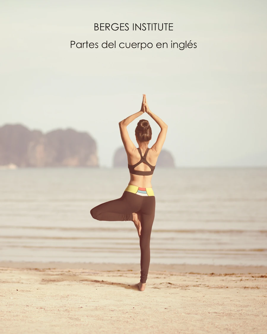 Una mujer haciendo yoga en la playa