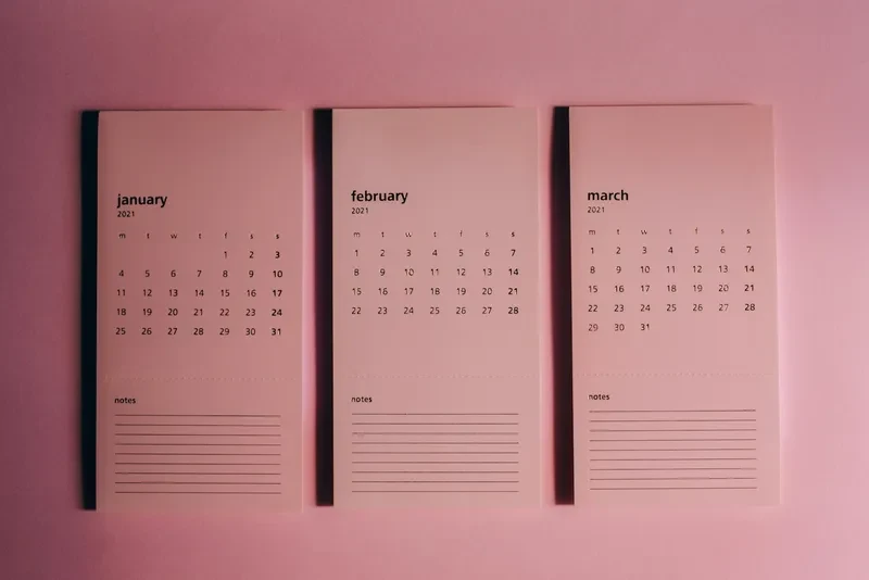 Un calendario sobre un fondo rosa