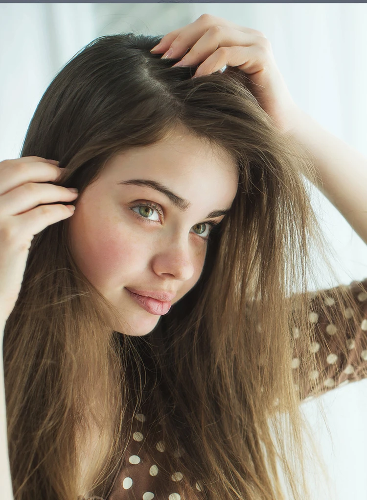 Mulher olhando preocupada seus cabelos compridos