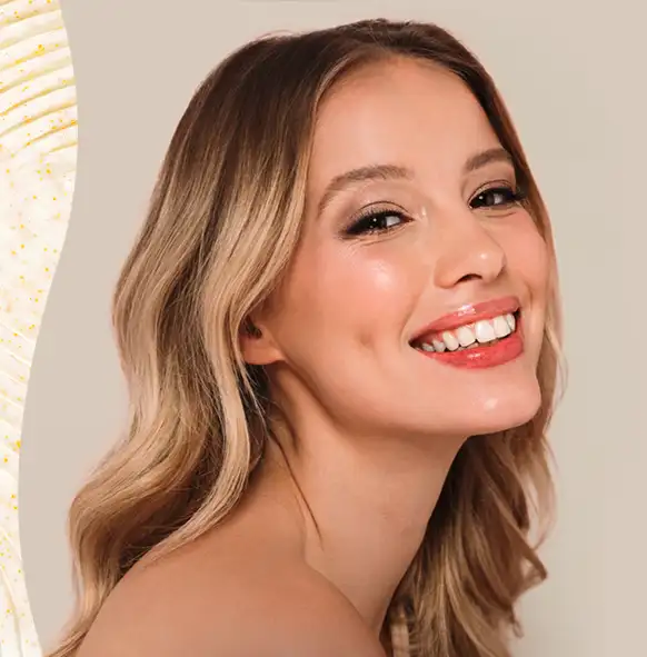 Mulher com cabelo brilhante, hidratado e saúdavel. Pantene