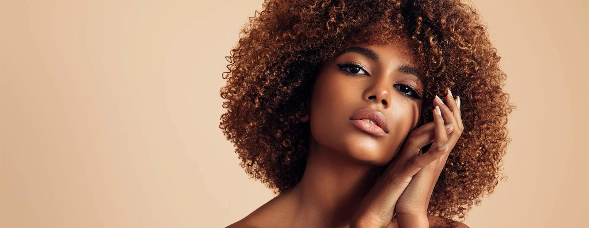 Mulher com cabelo afro saúdavel. produtos pantene