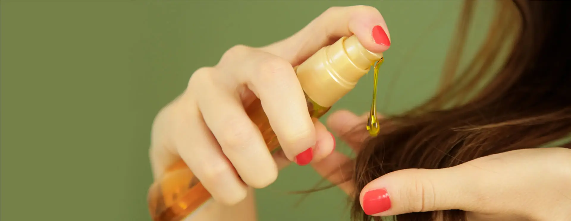 Aplicação de óleo de argan para cabelos da Pantene