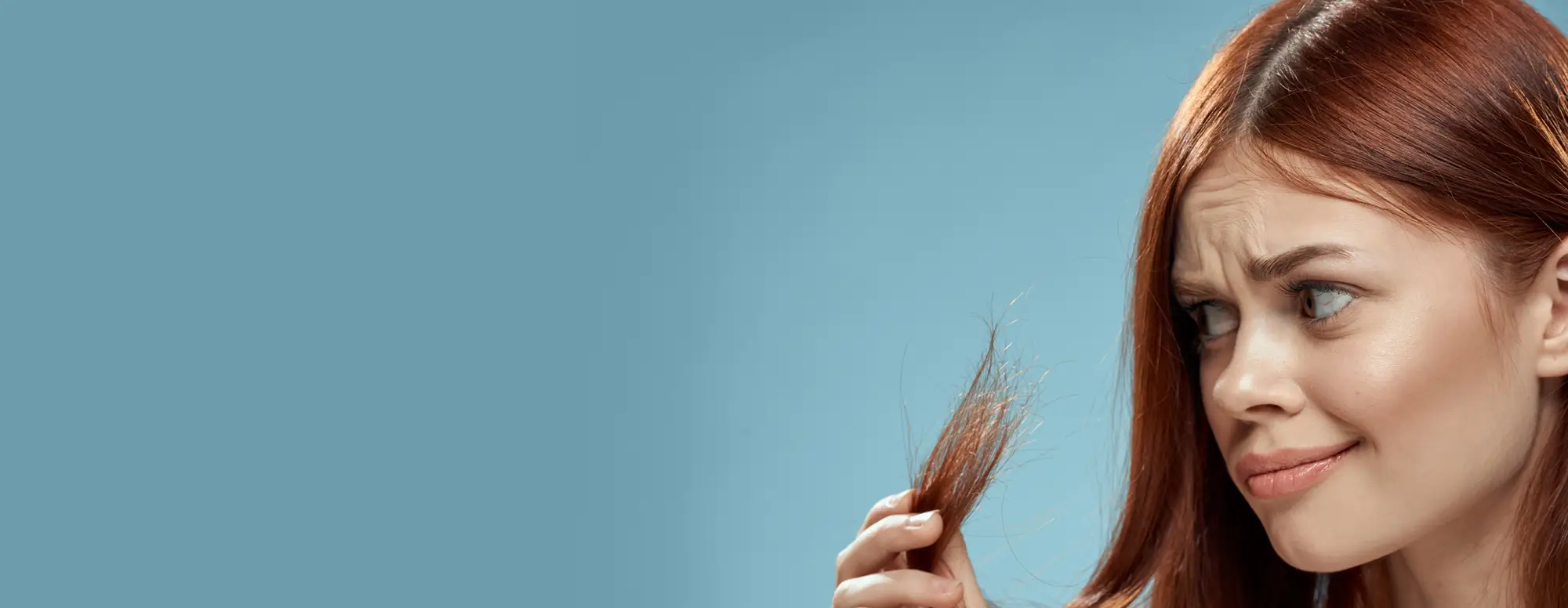 Mulher com cabelo danificado por química