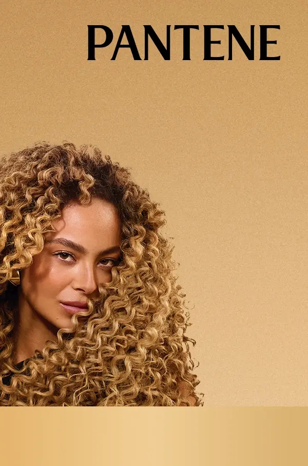 Mulher de cabelo cacheado e loiro ao lado de uma hélice de DNA dourada com produtos Molecular Bond Repair