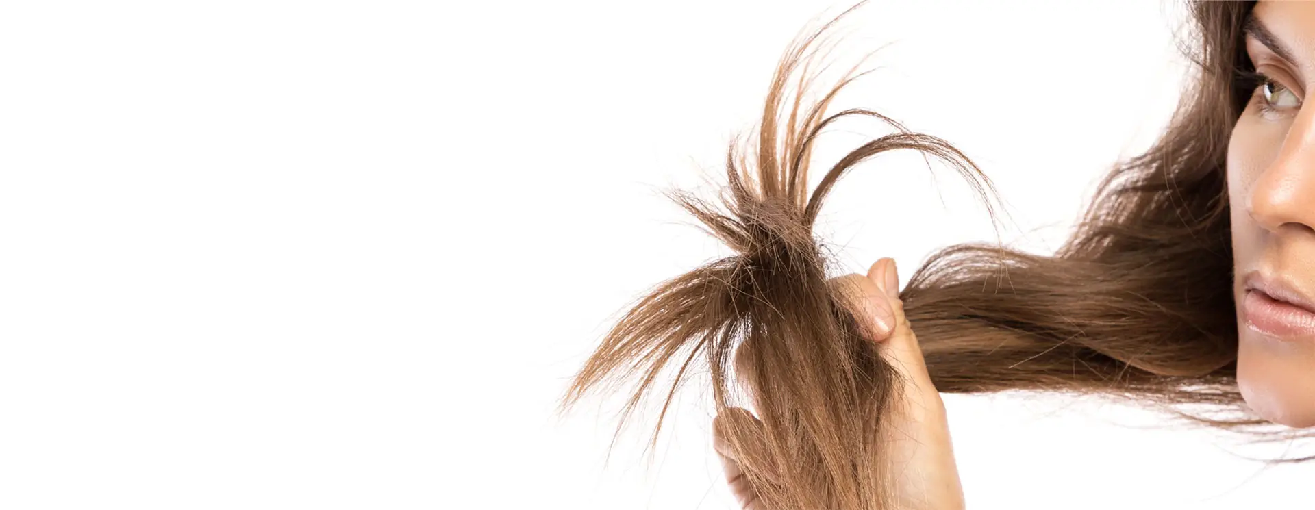 Mulher com cabelo seco nas pontas e pouco hidratado