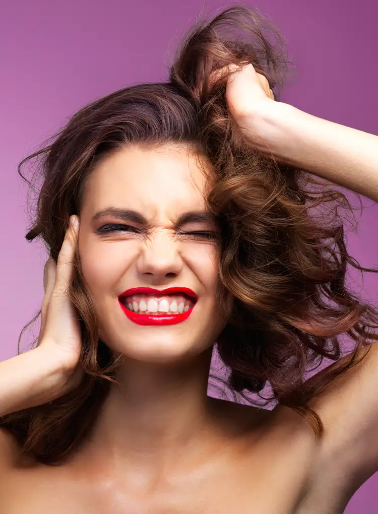 Mulher com cabelo com frizz que usa Pantene