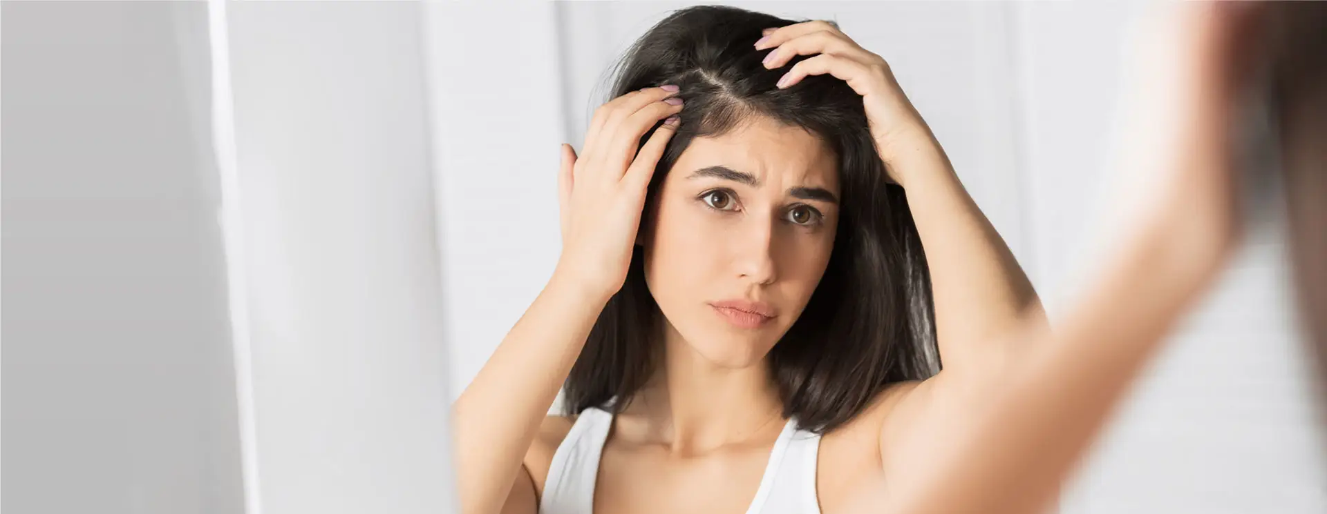 Mulher preocupada com o cabelo seco