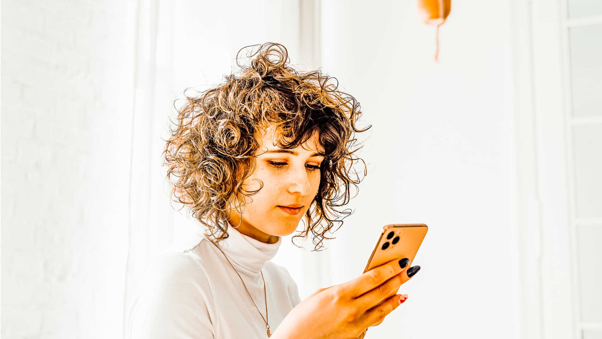 curly haired female manager using Gigpro messaging feature.