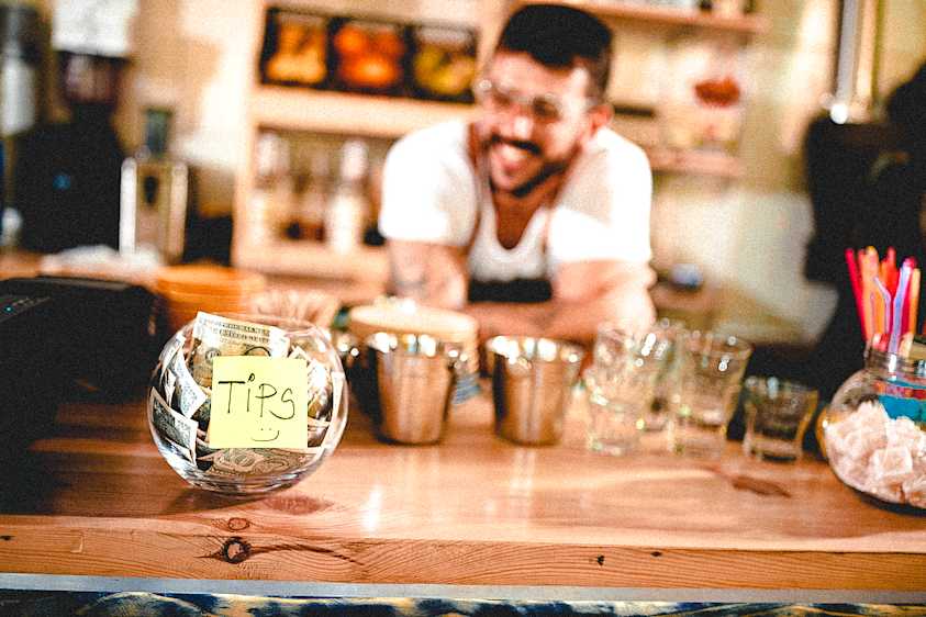 How To Pay Tipped Employees In a Restaurant | Qwick