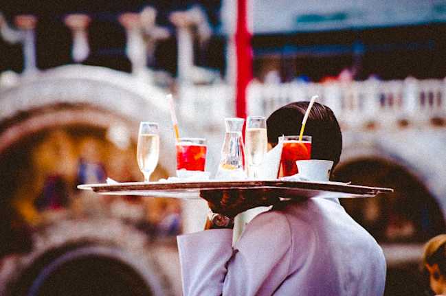 Banquet Server Job Description: What to Include | Qwick