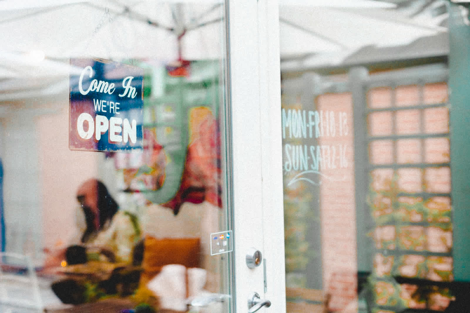Setting Restaurant Hours of Operation: 8 Factors to Consider