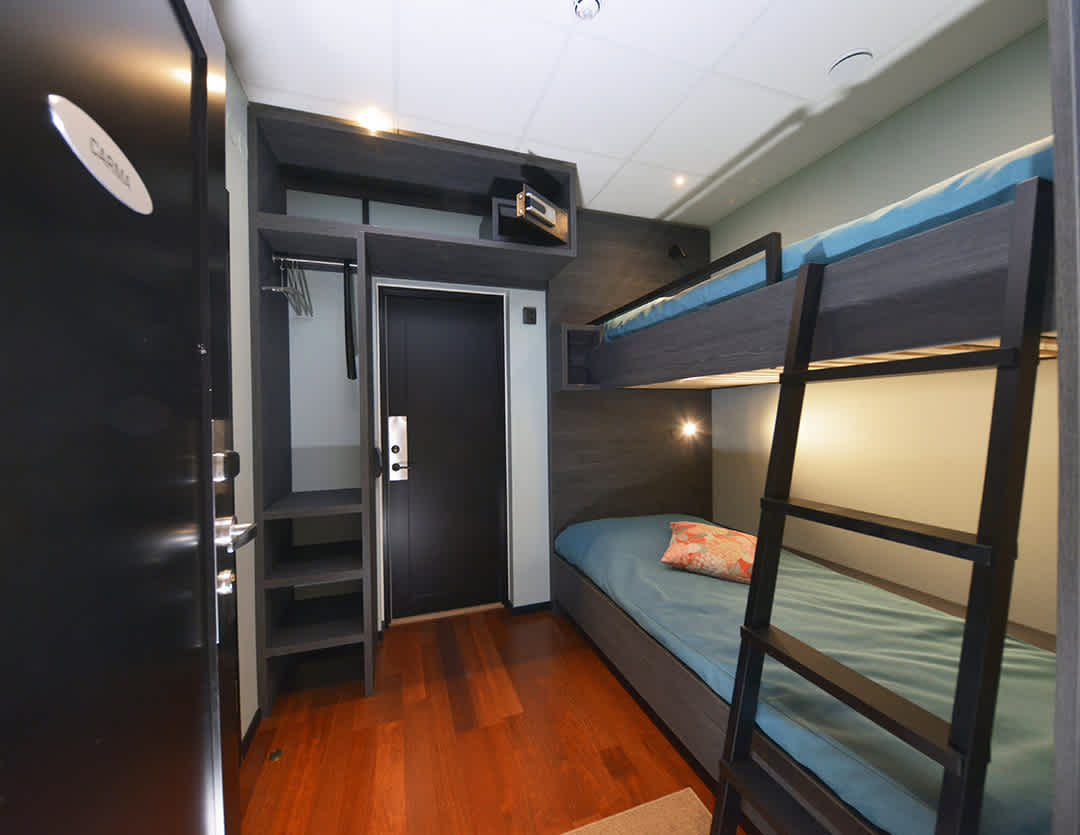 Room Carma på Staykvick Boutique Hostel. Turquoise interior details and a nice bunk bed.