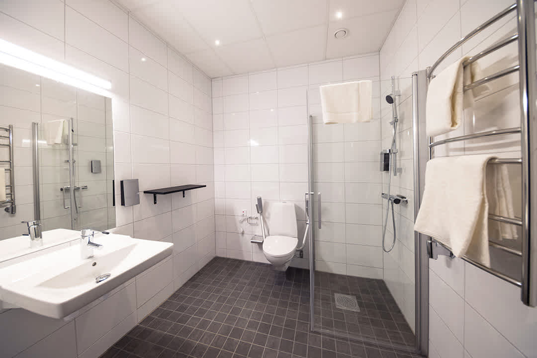 The spacious and handicapped accessible bathroom in room Concordia at Staykvick Boutique Hostel