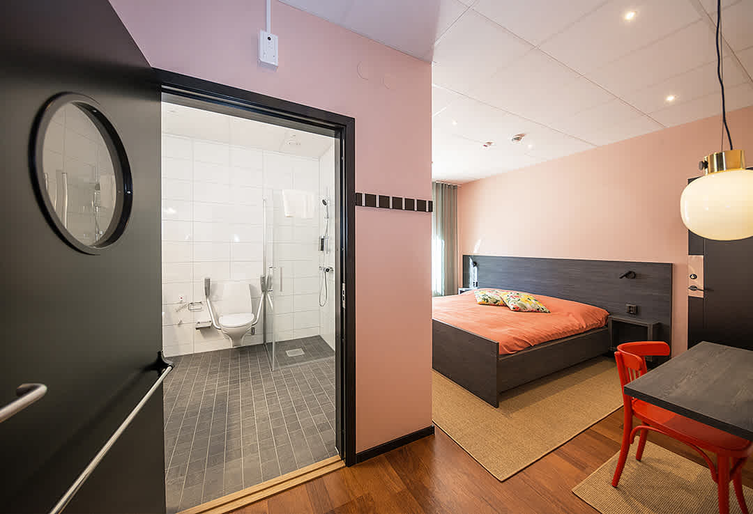 Room Concordia at Staykvick Boutique Hostel in Helsingborg - coral interior details and a nice double bed.