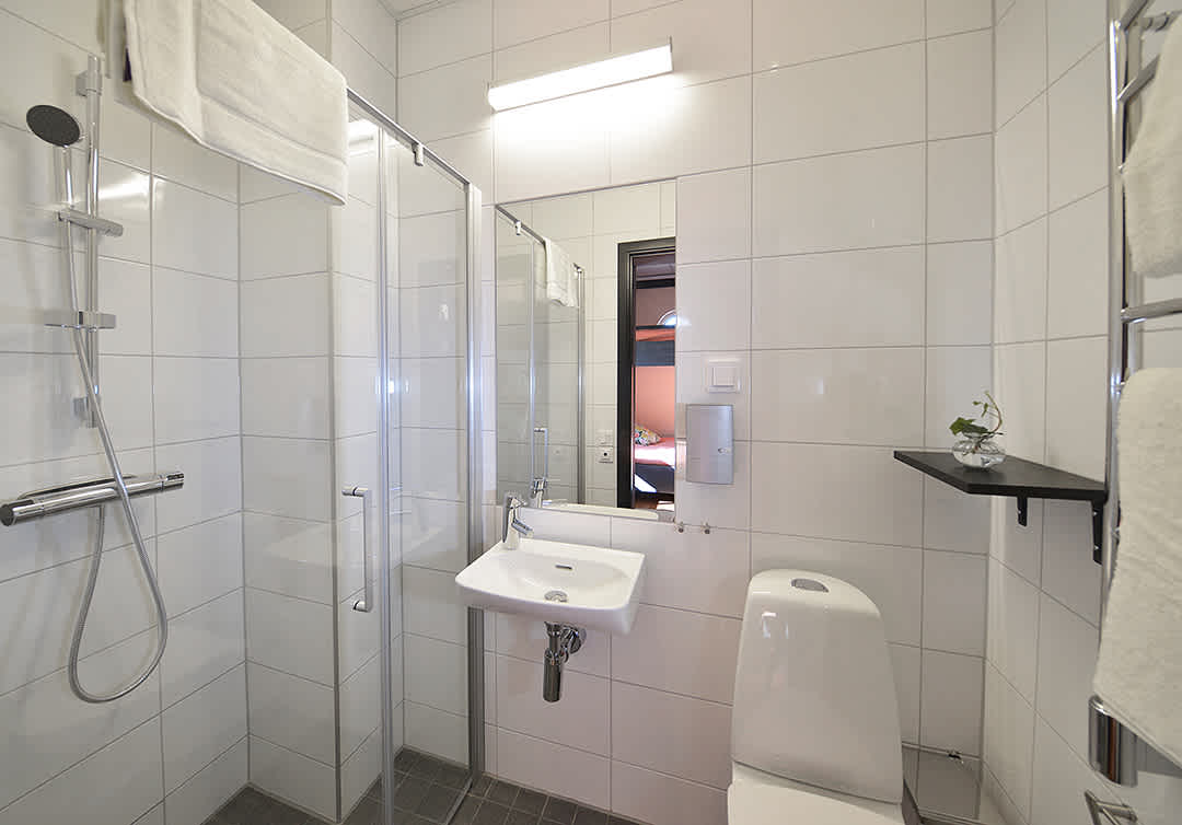 Ett härligt och rymligt badrum med dusch och WC i rummet Fingal på Staykvick Boutique Hostel
