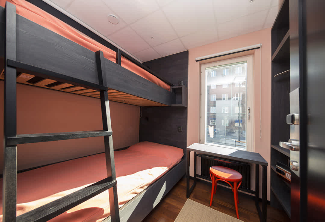 Room Fingal at Staykvick Boutique Hostel in Helsingborg. Coral details and a nice bunk bed. A nice street view from the window.
