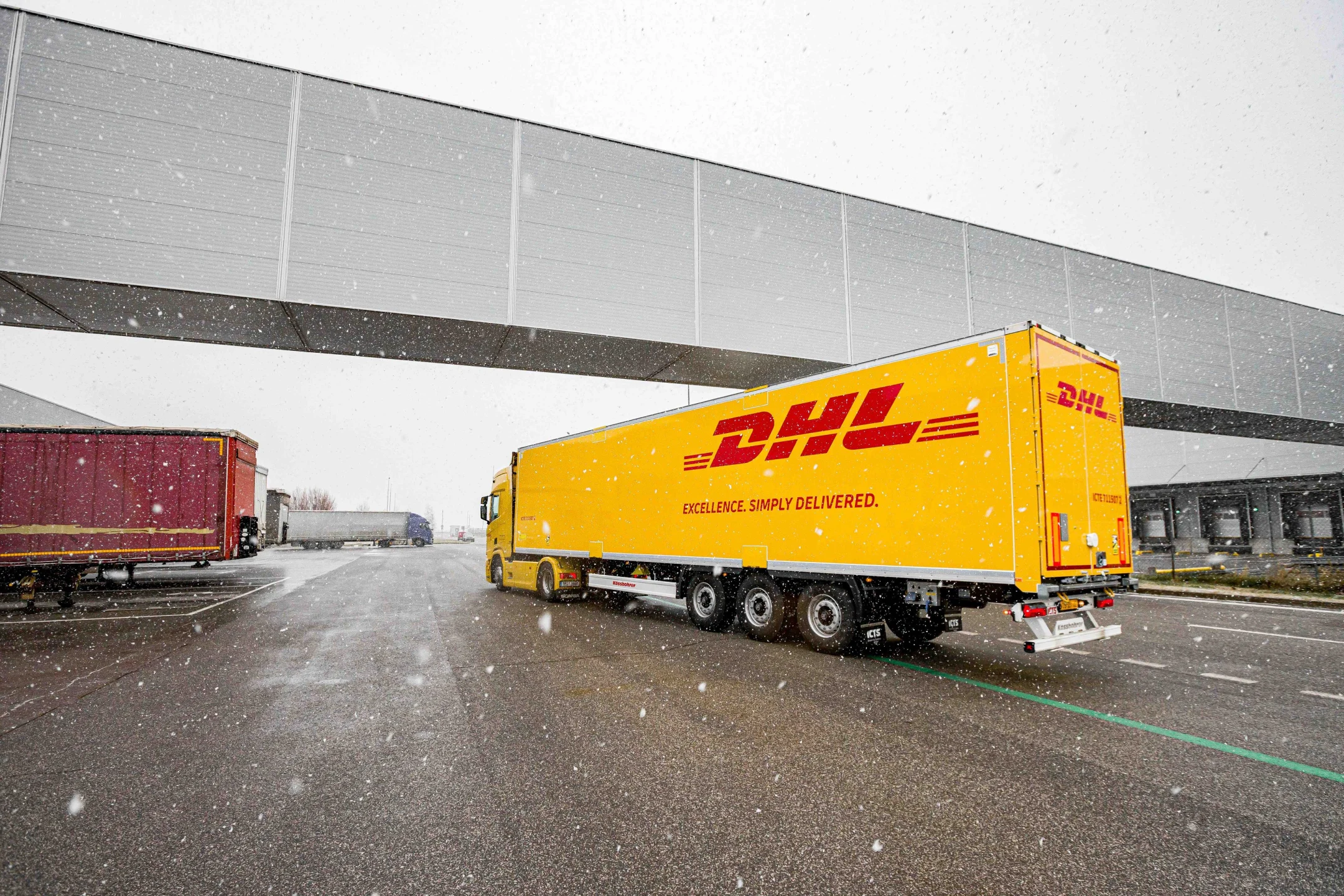 DHL-vrachtwagen rijdt weg