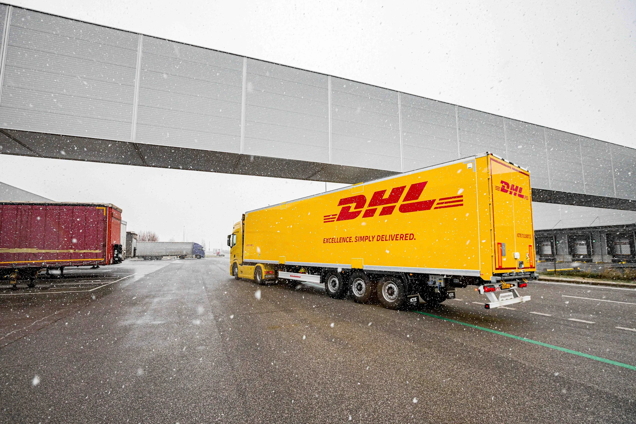 Un camion DHL s'en va