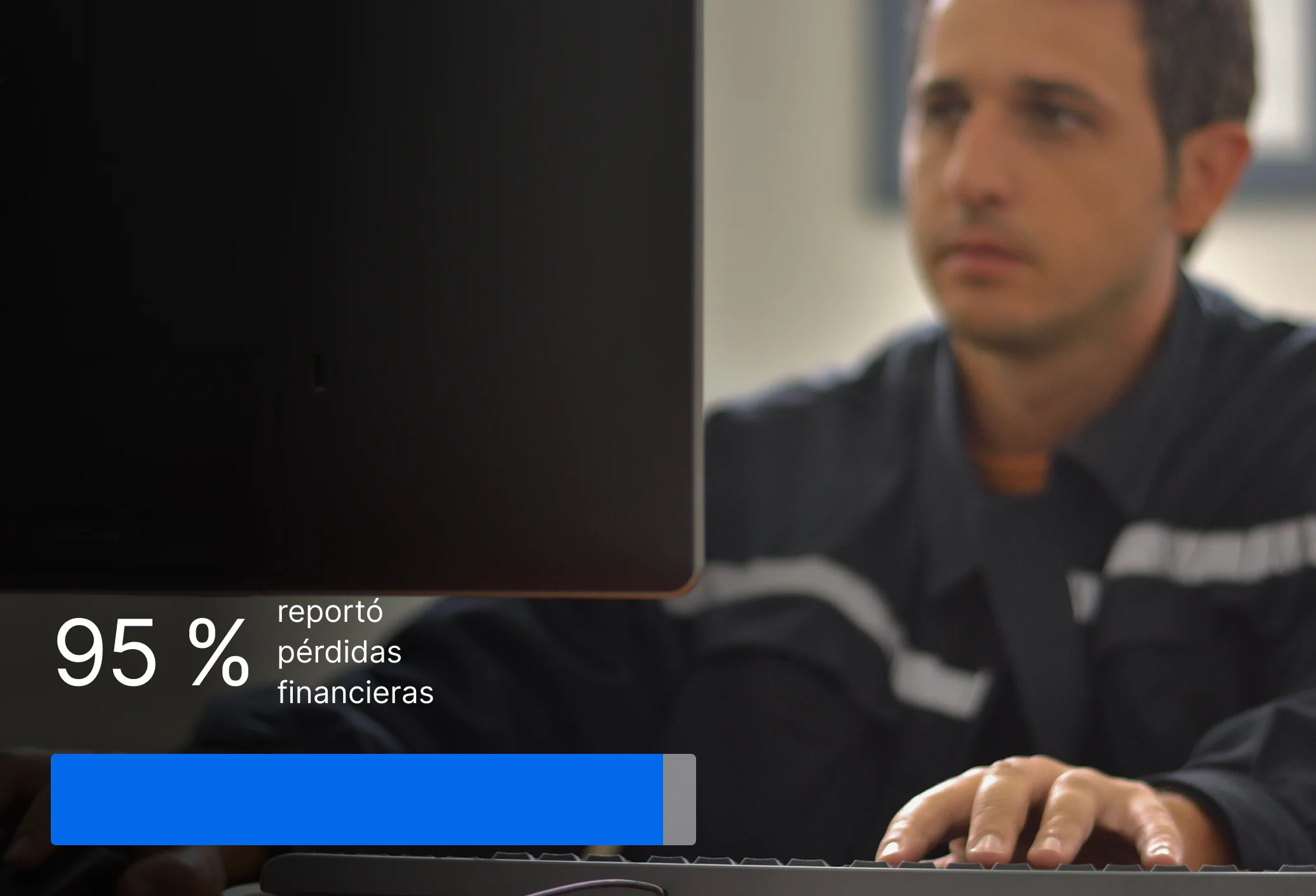 Oficial en computadora en un cuarto oscuro con estadísticas que muestran que el 95 % reporta pérdidas económicas.
