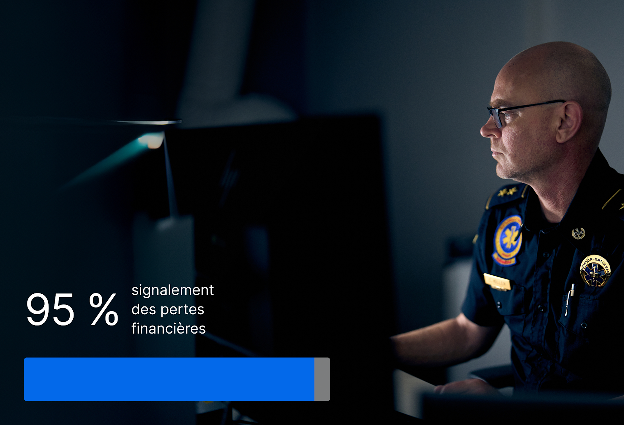 Policier sur un ordinateur dans une pièce sombre avec des statistiques montrant que 95 % ont déclaré des pertes financières.