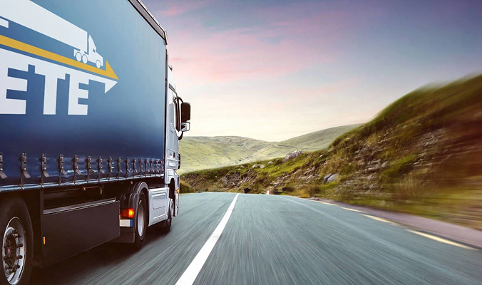 Persona observando un teléfono mientras conduce