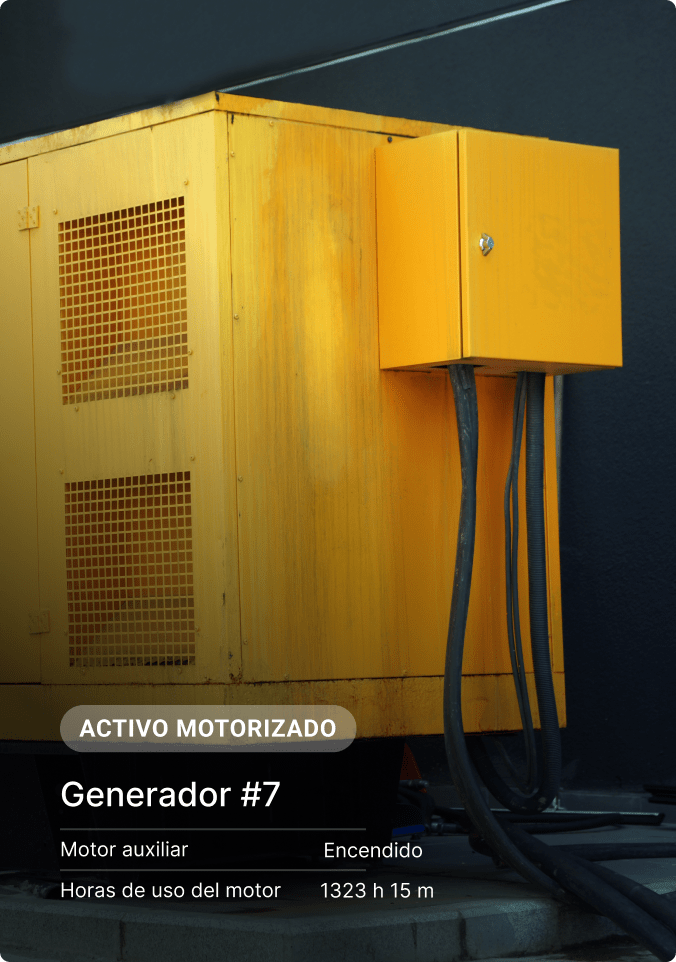 Generador industrial amarillo #7 con cables, mostrando “Motor auxiliar: Encendido” y “Horas de uso del motor: 1323h 15m”.