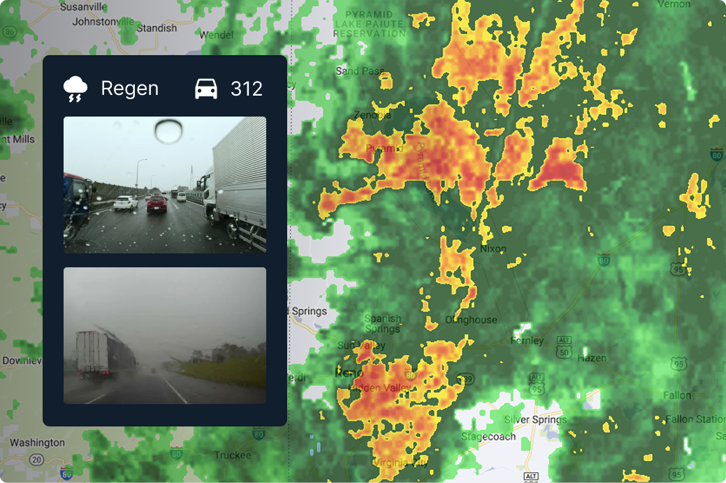 Wetterradarkarte, die Regen und zwei Straßenzustandsbildern von Fahrzeugen, die bei Regenwetter fahren, anzeigt.