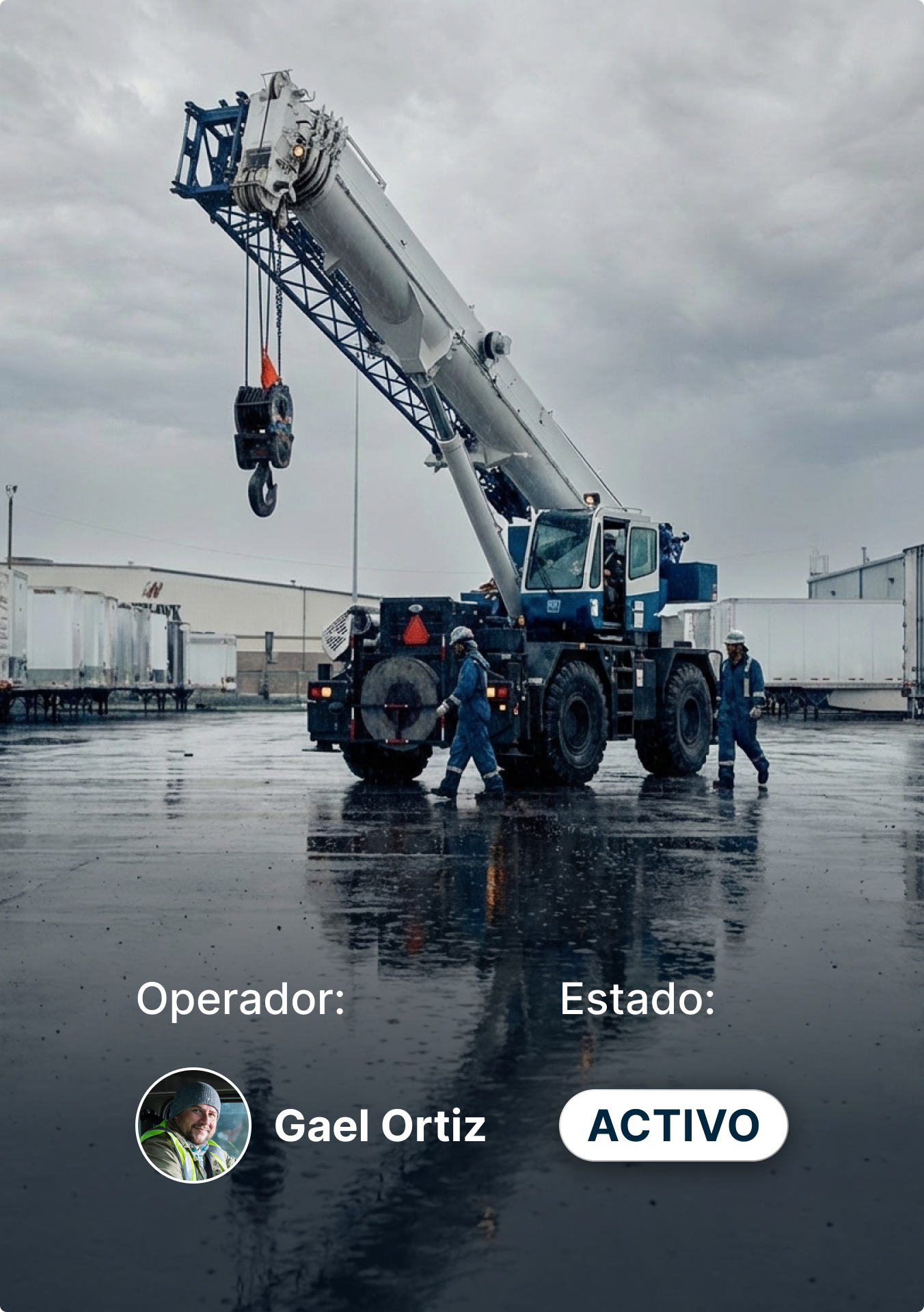 Grúa móvil operando en un sitio industrial húmedo con trabajadores en overoles azules, indicando que el operador está activo.