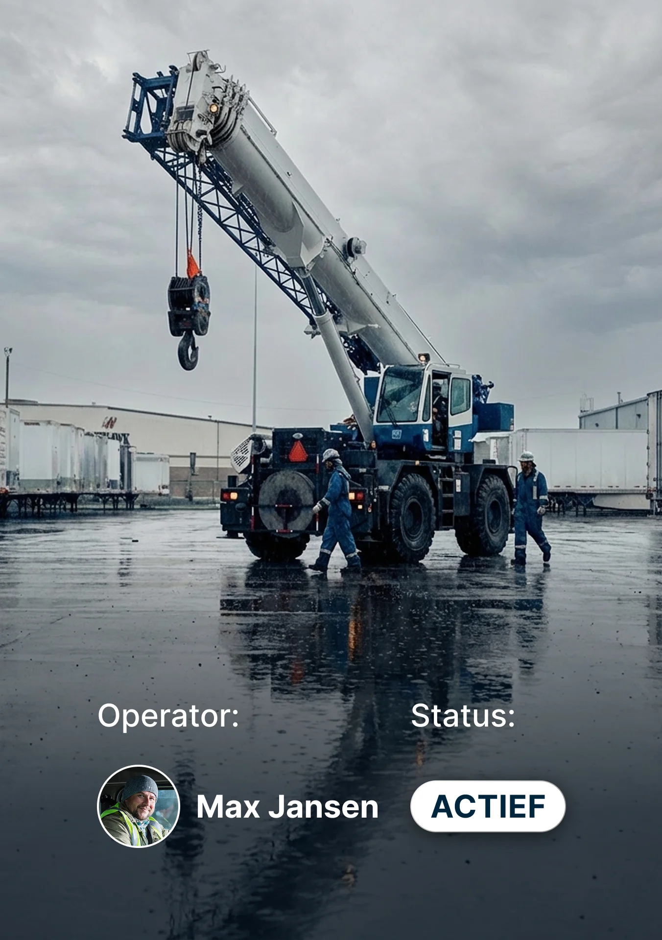 Mobiele kraan op een natte industriële locatie met werknemers in blauwe overalls, en actieve operatiestatus.