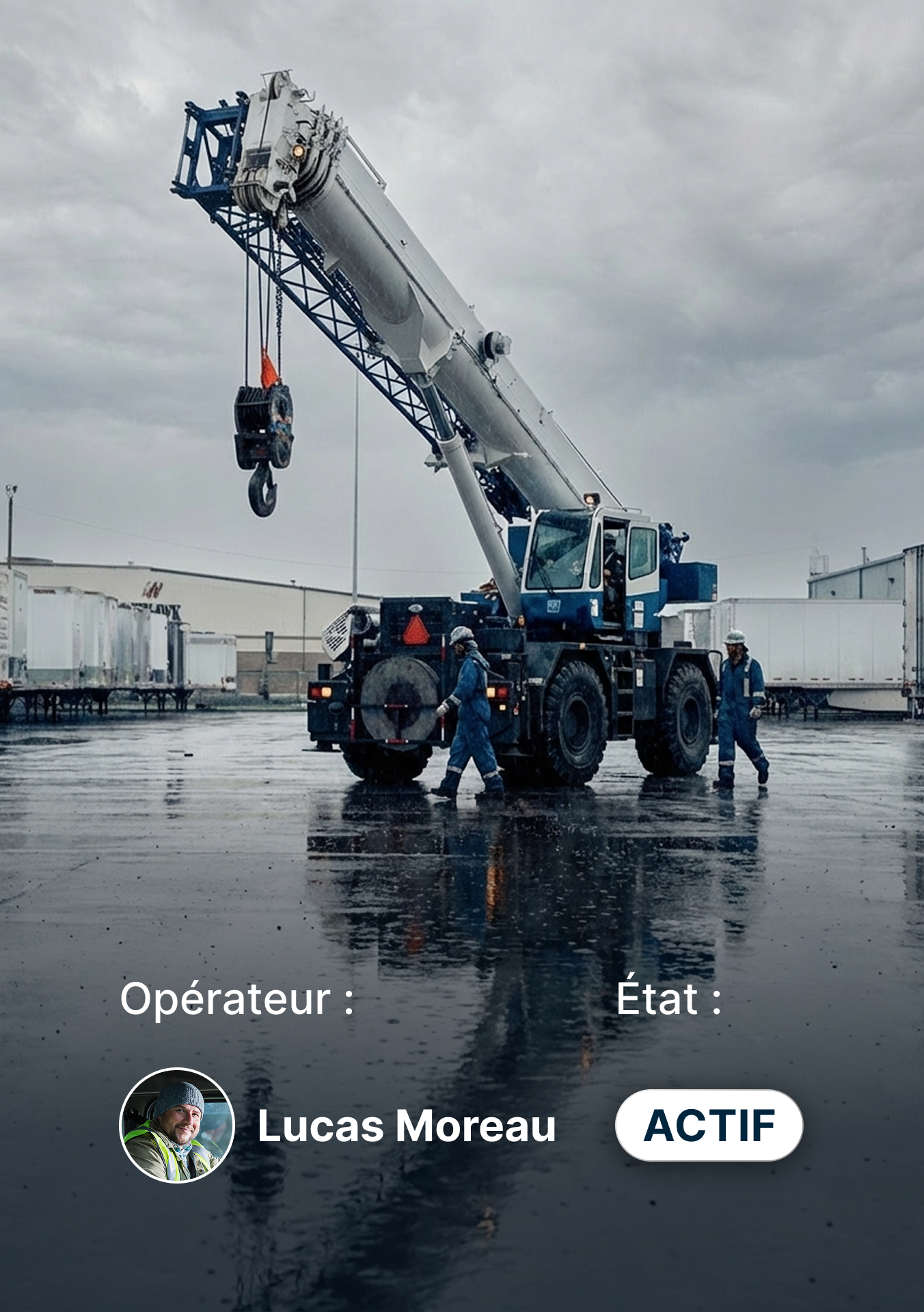 Grue mobile en fonctionnement sur un site industriel humide avec ouvriers en bleu, indiquant le statut actif de l’opérateur.