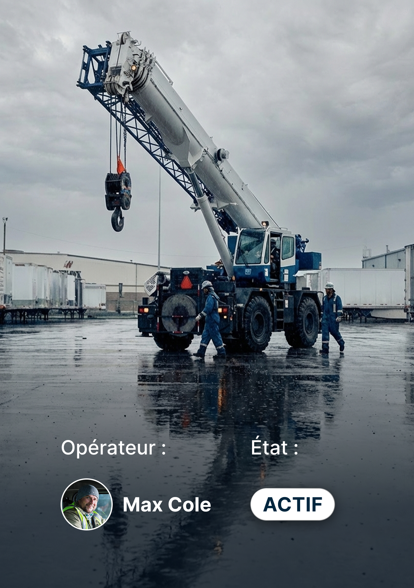 Grue mobile opérant sur un site industriel mouillé, avec travailleurs en salopettes bleues, montrant un statut d'opérateur.