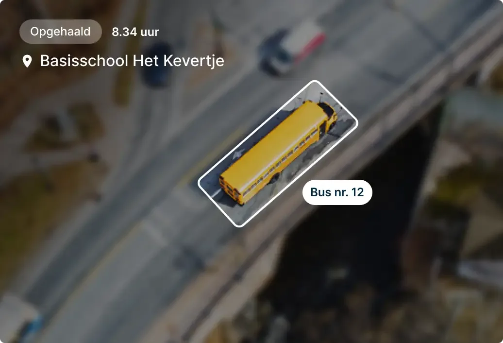 Luchtfoto van een gele schoolbus nr. 12 op weg naar Basisschool Het Kevertje, opgehaald om 8.34 uur.
