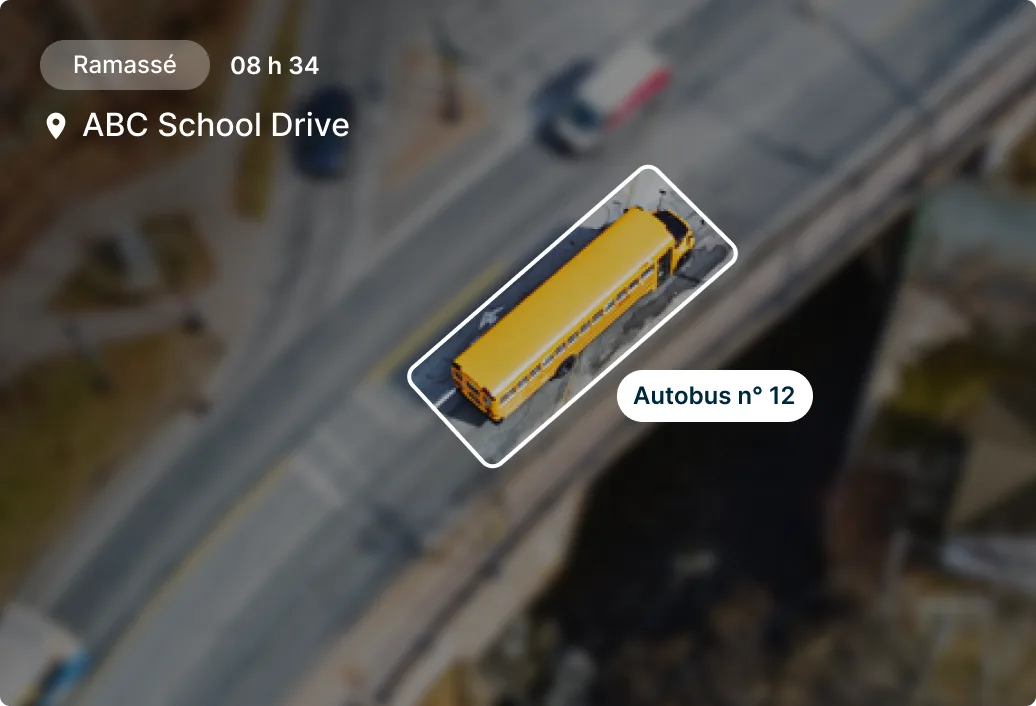 Vue aérienne d'autobus scolaire jaune nᵒ 12 sur ABC School Drive, récupéré à 8 h 34, mis en évidence sur une carte de suivi.