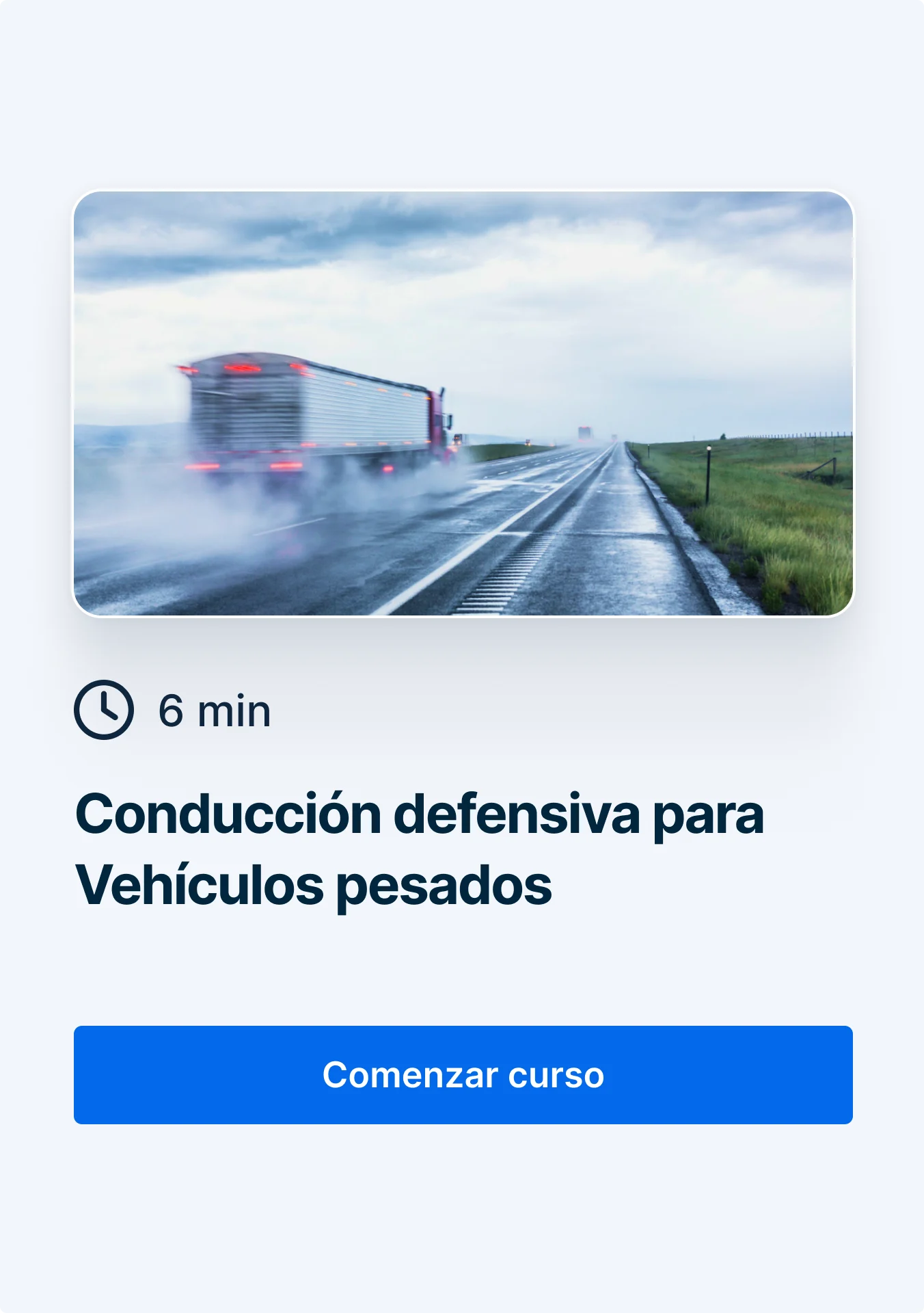 Un camión de carga conduciendo en una autopista mojada con lluvia, levantando rocío mientras recorre un camino rural.