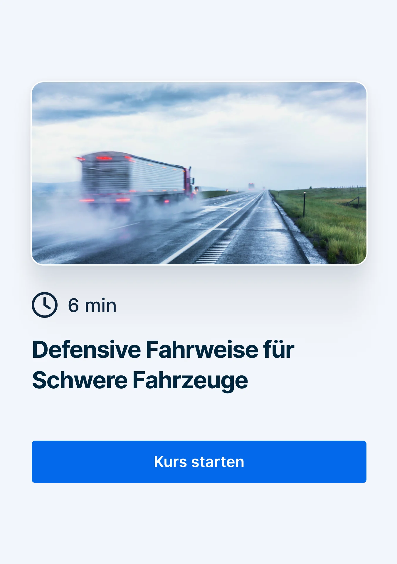 Sattelschlepper fährt auf nasser Landstraße bei Regenwetter und erzeugt Spritzer, während er auf einer Landstraße fährt.