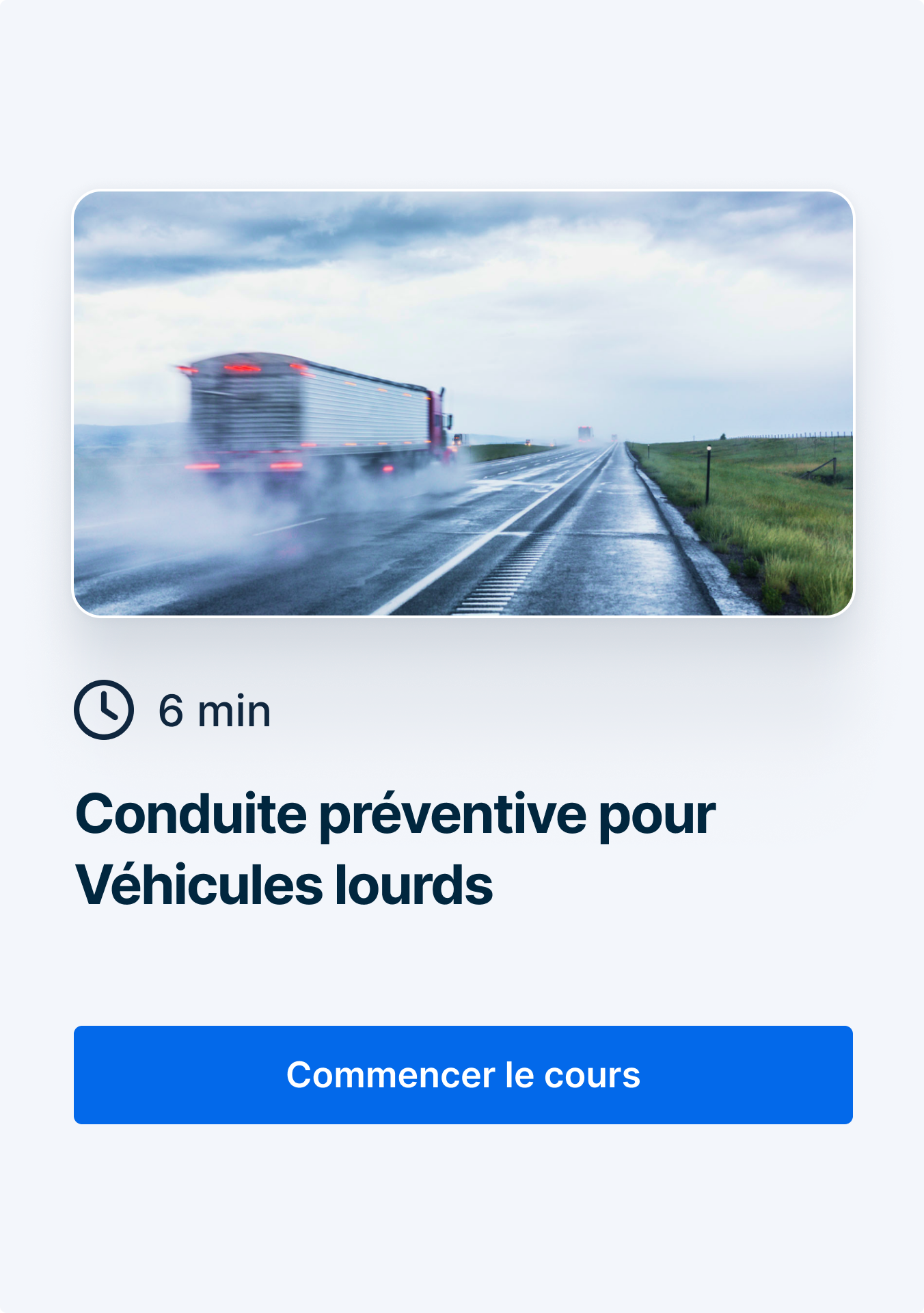 Un semi-remorque roulant sur une route mouillée sous la pluie, créant des embruns tout en avançant sur une route rurale.