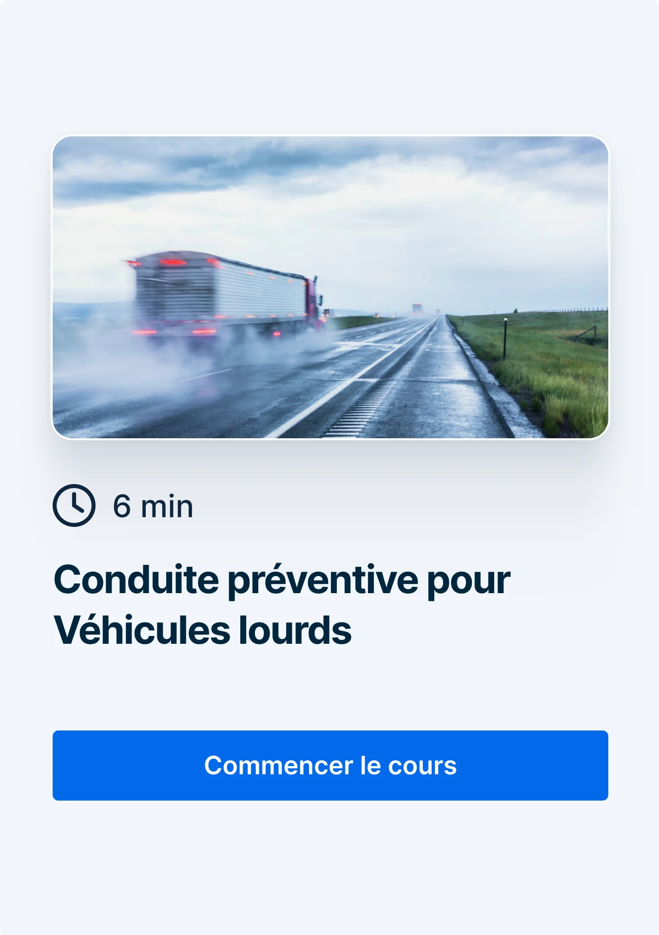 Un semi-remorque roulant sur une route mouillée sous la pluie, créant des embruns tout en avançant sur une route rurale.