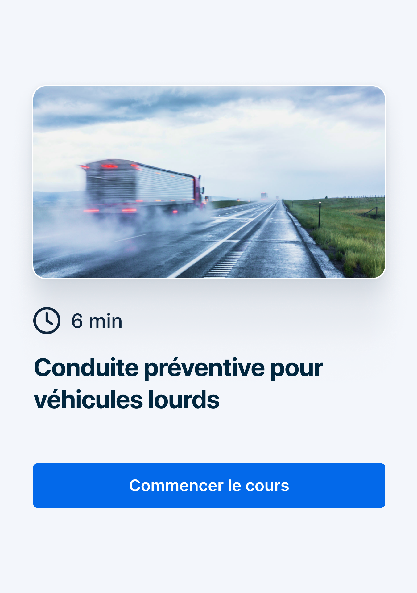 Un semi-remorque circulant sur une route mouillée sous la pluie, générant des éclaboussures en roulant sur une route rurale.