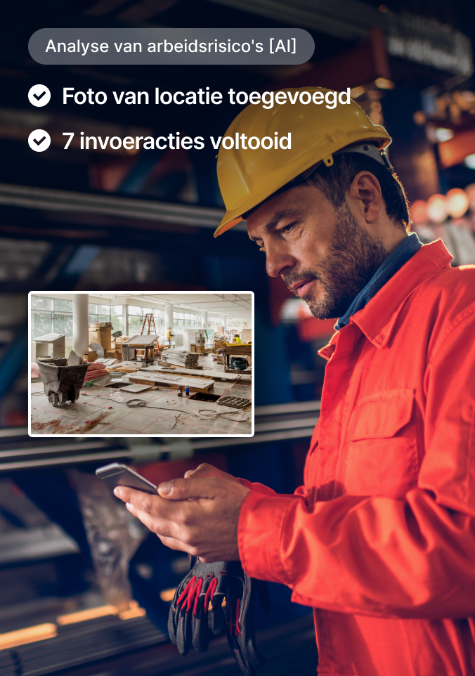 Een bouwvakker met gele helm en jas gebruikt een smartphone met daarop een interface voor de analyse van arbeidsrisico's.
