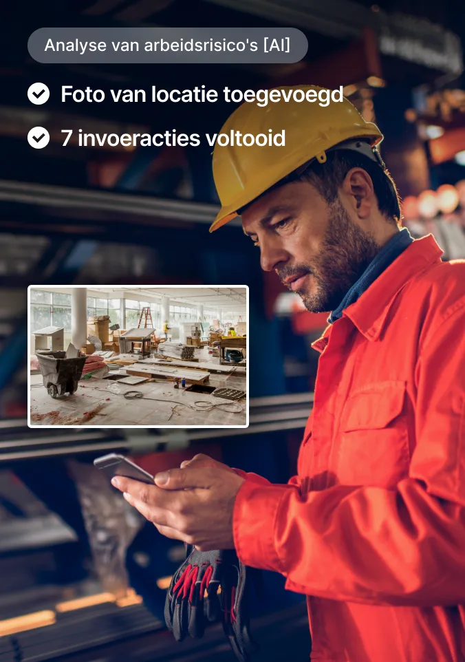 Een bouwvakker met gele helm en jas gebruikt een smartphone met daarop een interface voor de analyse van arbeidsrisico's.