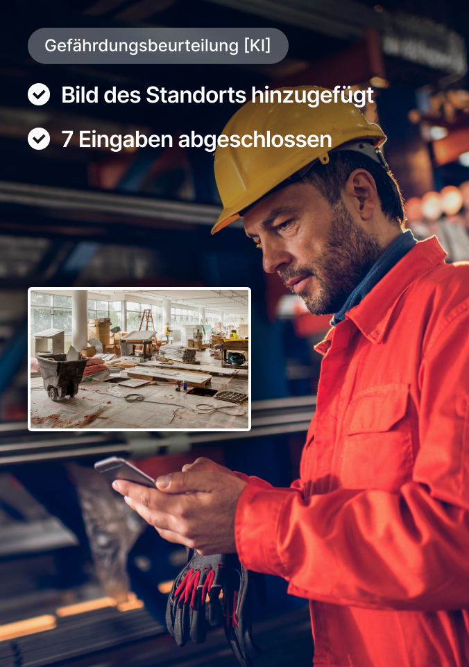 Bauarbeiter mit gelbem Helm und orangener Jacke benutzt ein Smartphone, Benutzeroberfläche Gefahrenanalyse wird angezeigt.