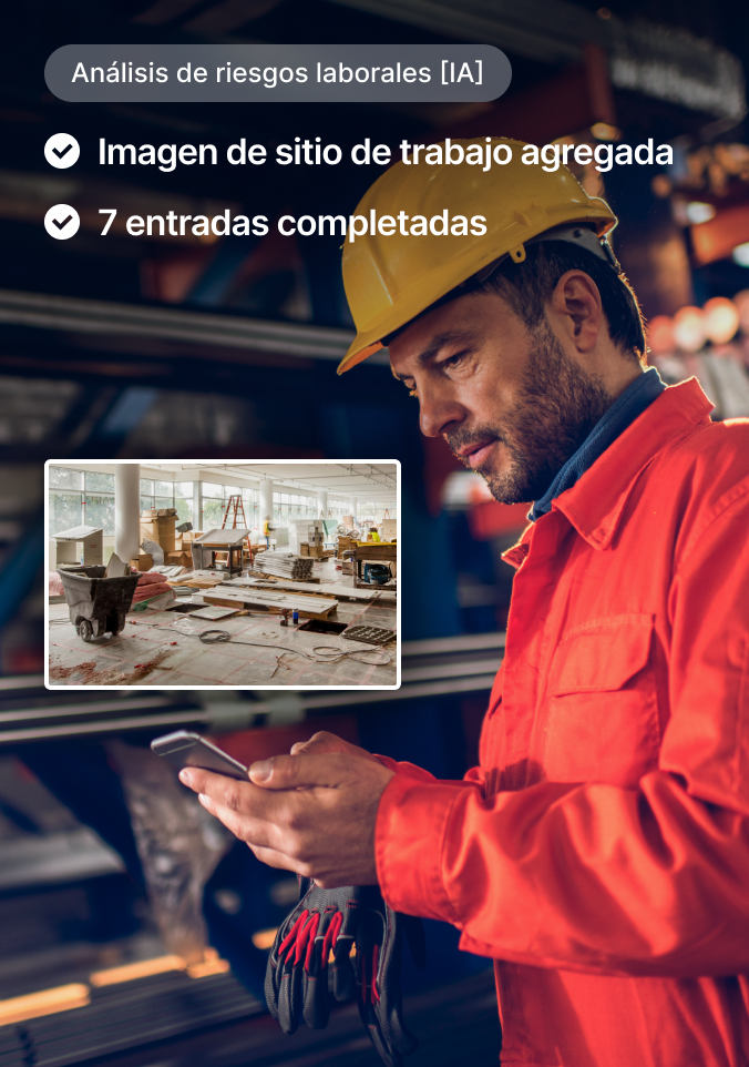 Albañil con casco amarillo y chaqueta naranja usa un smartphone con interfaz de análisis de riesgos en el trabajo mostrada.