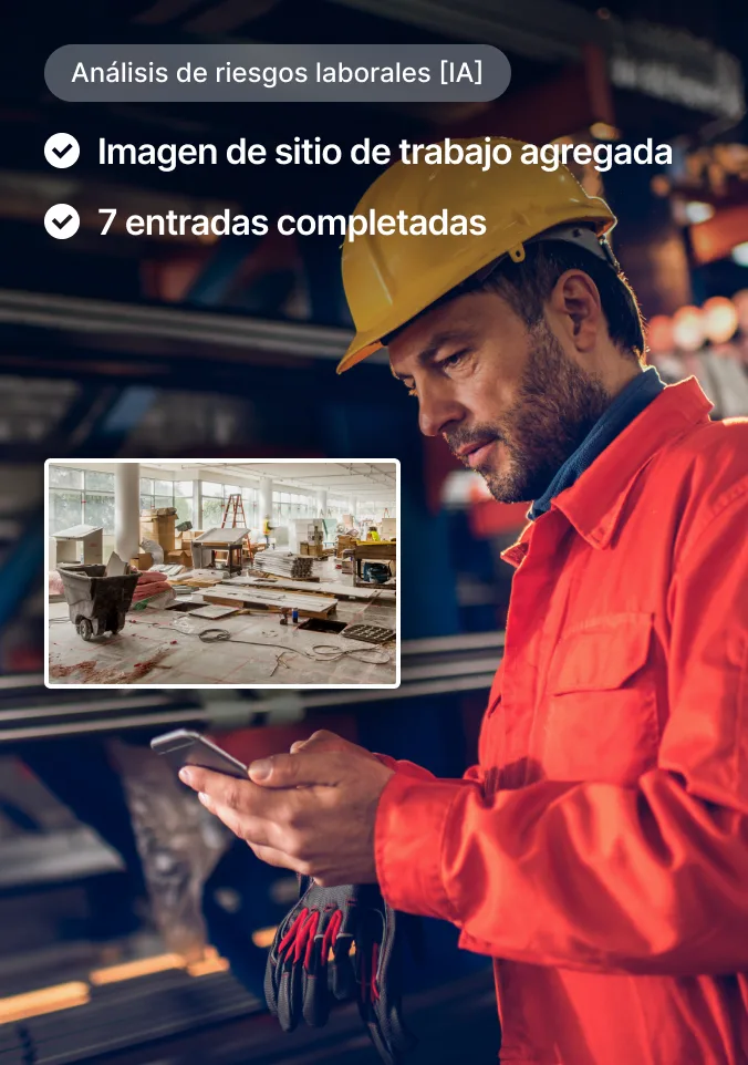 Albañil con casco amarillo y chaqueta naranja usa un smartphone con interfaz de análisis de riesgos en el trabajo mostrada.