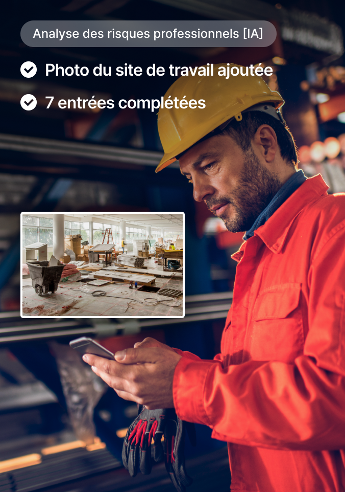 Un travailleur en casque jaune et veste orange utilise un smartphone avec l'interface d'analyse des risques affichée.