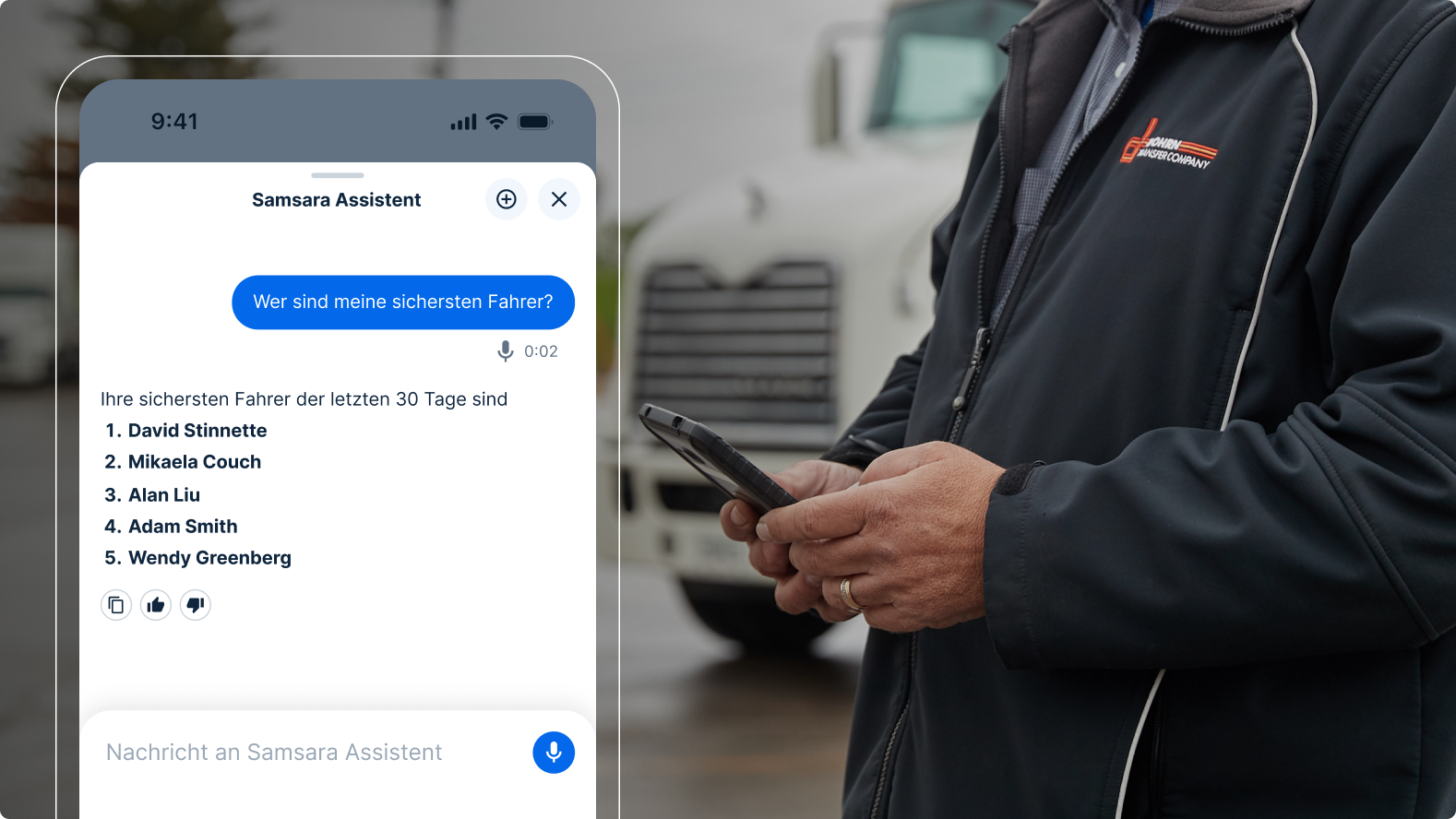 Eine Person in einer Logistikjacke überprüft den Samsara-Assistenten, der auf dem Smartphone die sichersten Fahrer zeigt.